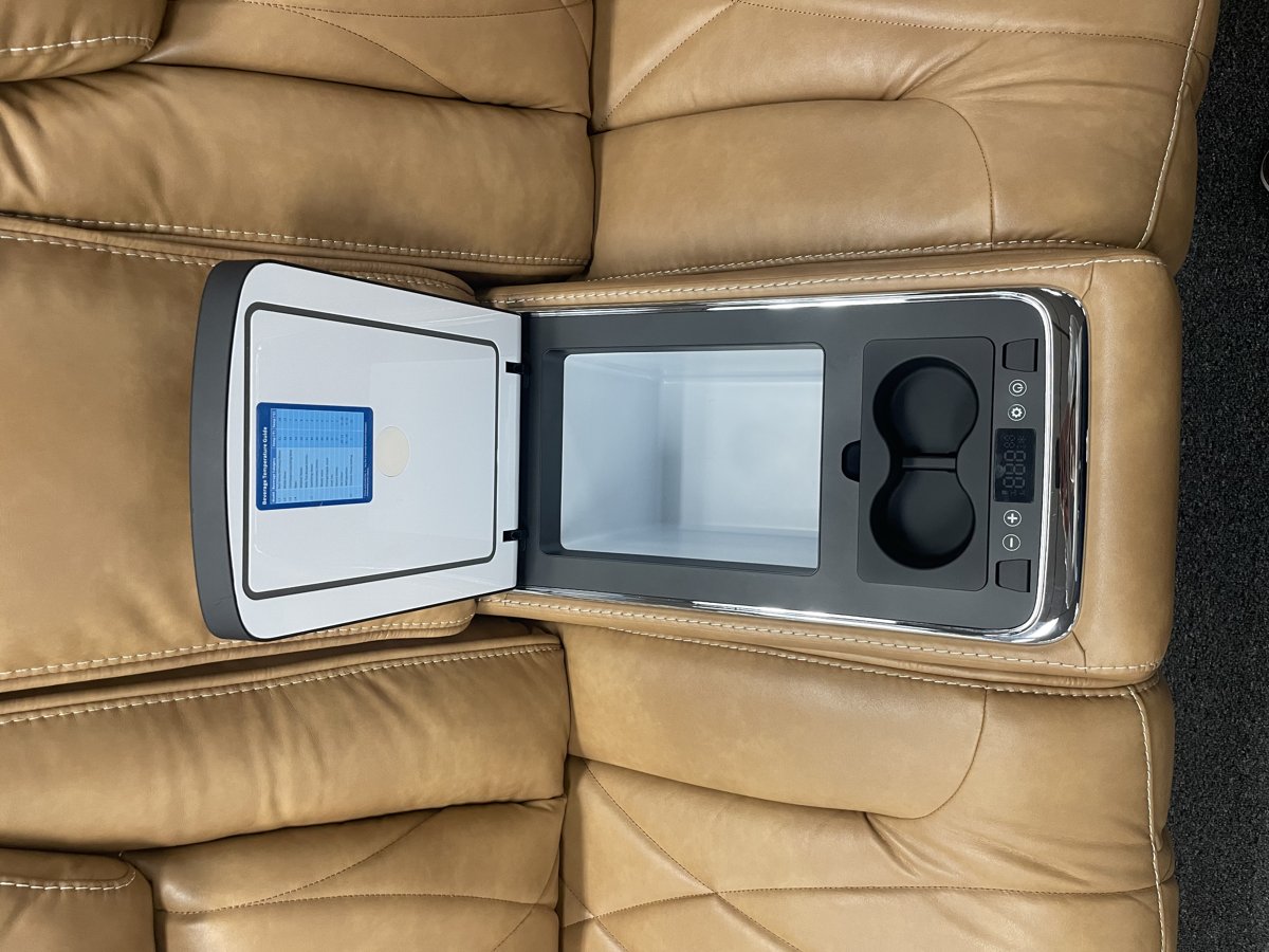 Corinthian Montana 6-Piece Dual Power Sectional - Camel — image 6